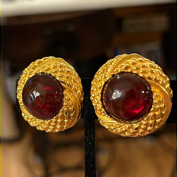 Vintage authentic Chanel red Gripoix glass cabochon gold plated clip on earrings - Picture 3 of 15